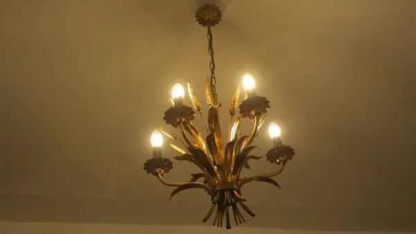Illustration numéro 3 du produit Chandelier en tole en or plaqué en forme de gerbe de blé par Hans Kögl, années 1960.