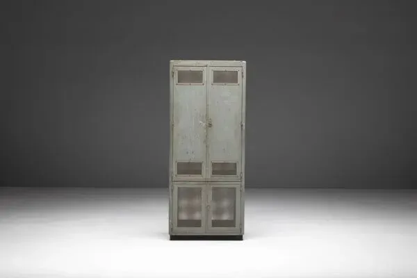 Illustration numéro 3 du produit Armoire en acier industriel, France, années 1960