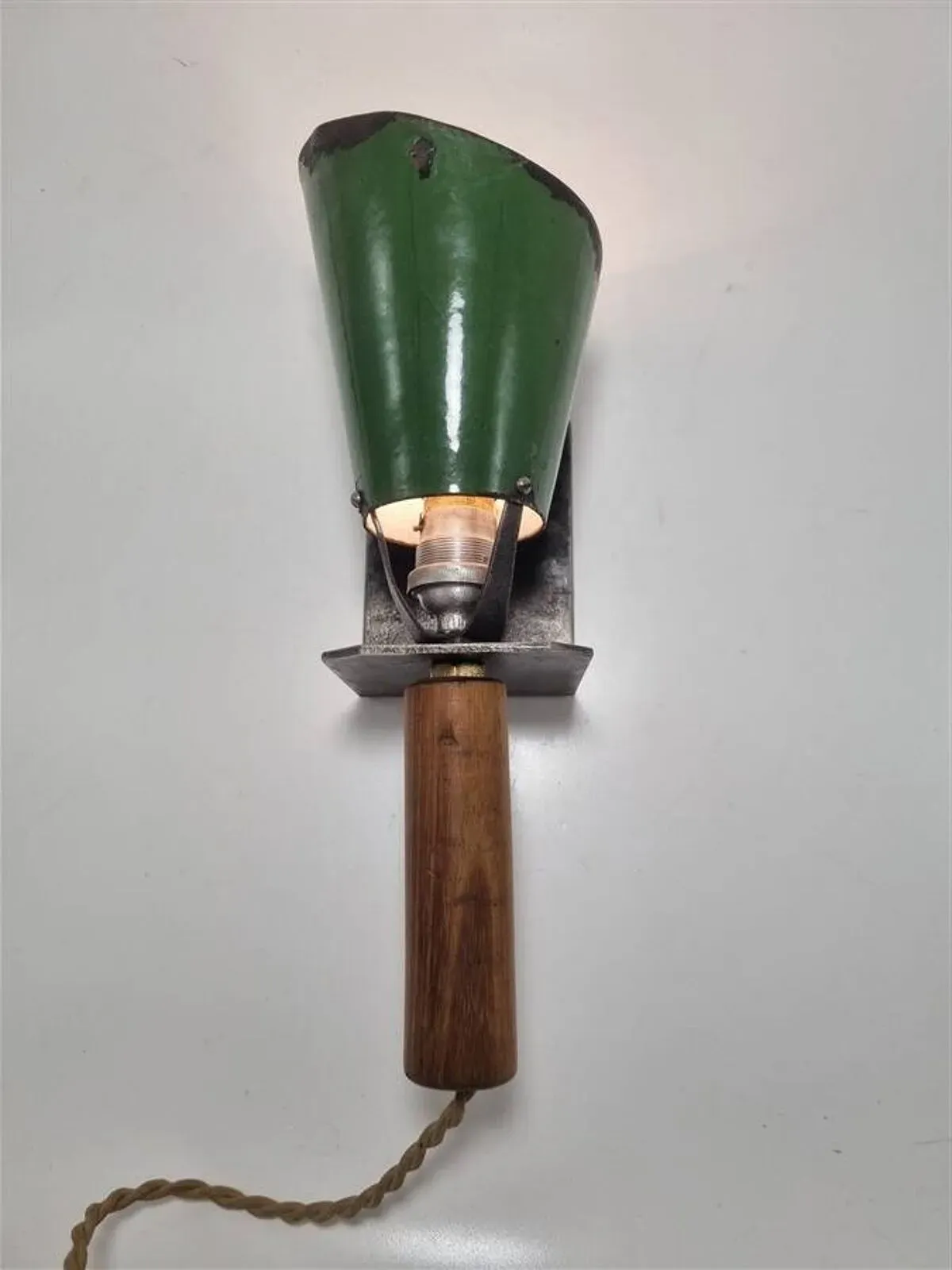 Illustration numéro 3 du produit Baladeuse en tôle émaillée