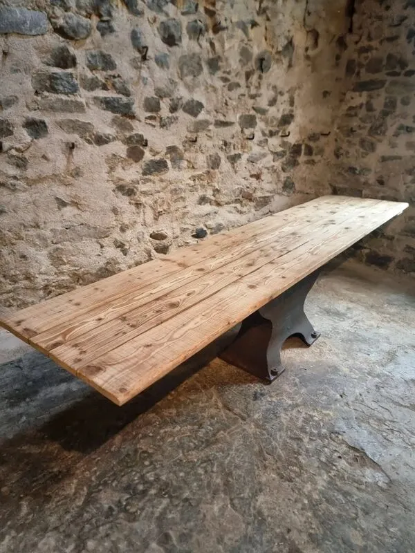 Illustration numéro 3 du produit Table industrielle française ancienne avec base en fonte et plateau en pin