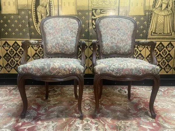 Illustration numéro 3 du produit Paire de fauteuils de style Louis XV en chêne