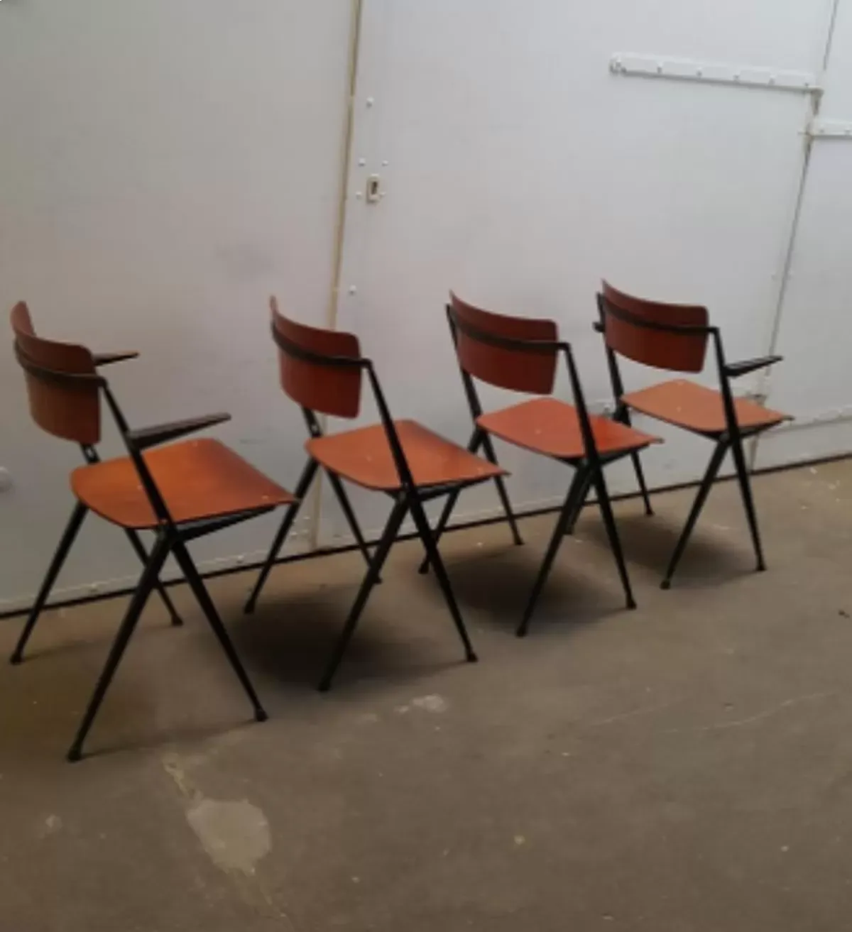 Illustration numéro 3 du produit Set of 4haises pyramid by wim rietveld for cirkel ahrend, 1964