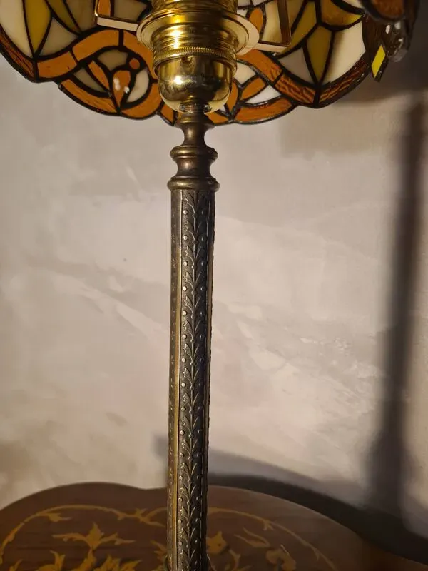 Illustration numéro 3 du produit Lampe en bronze ciselé et abat-jour vitrail en verre soudé, 19e siècle