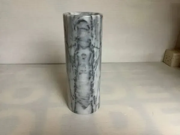 Illustration numéro 3 du produit Vase rouleau en marbre gris blanc