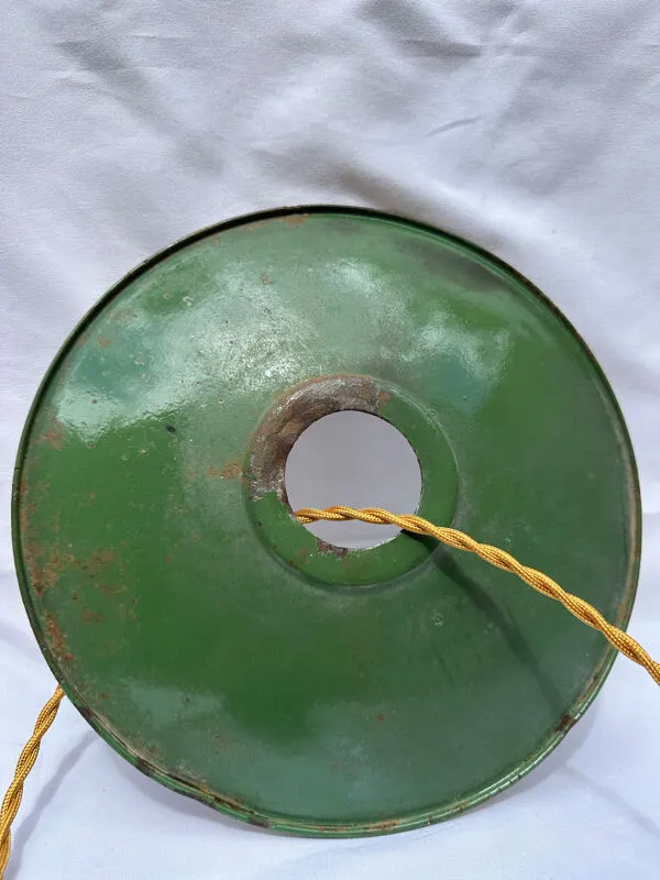 Illustration numéro 3 du produit Suspension tôle émaillée verte et blanche ancienne