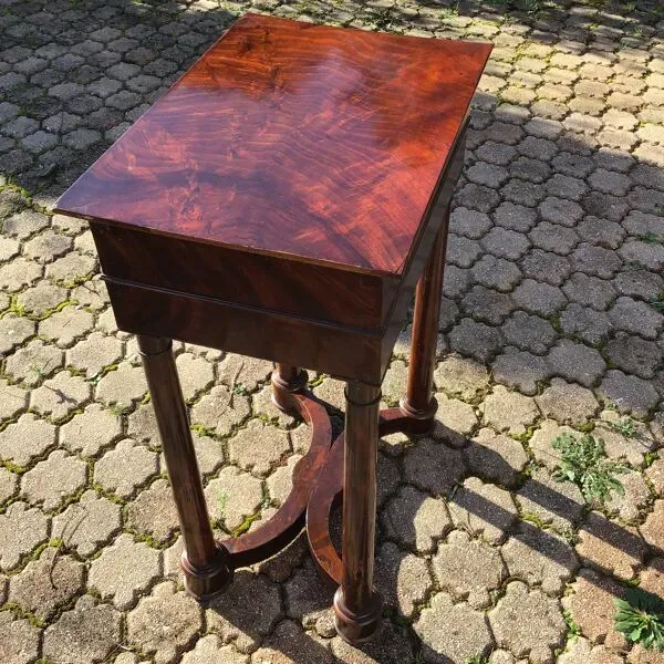 Illustration numéro 3 du produit Table de toilette