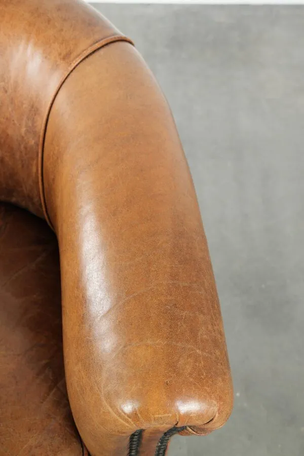 Illustration numéro 3 du produit Fauteuil club en peau de mouton vintage dans une taille subtile avec des couleurs chaudes.