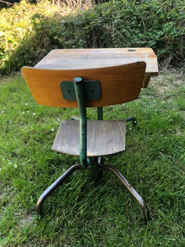 Illustration numéro 3 du produit Pupitre scolaire d'écolier à une place