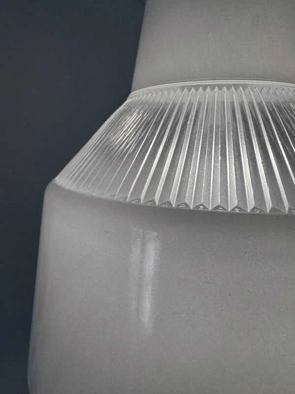 Illustration numéro 3 du produit Lustre verre Holophane années 70