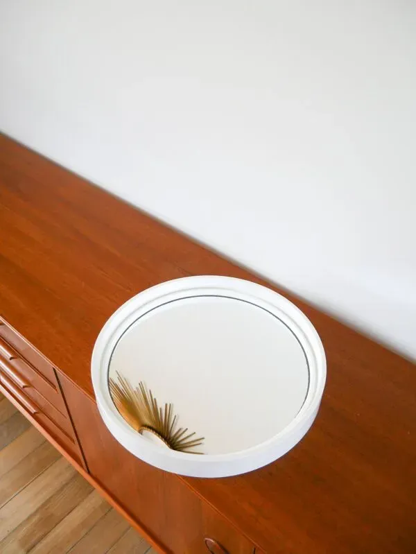 Illustration numéro 3 du produit Miroir casquette en plexi blanc Made in France Modèle déposé, Design, 1970