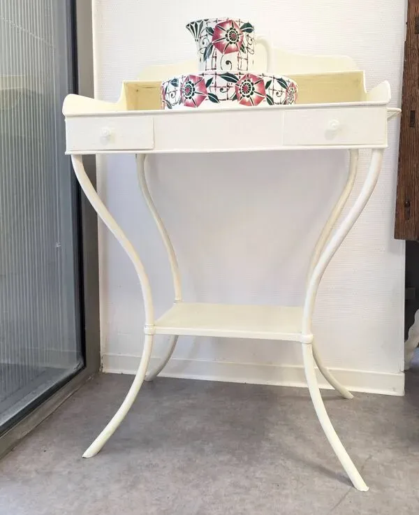 Illustration numéro 3 du produit Ancienne table de toilette