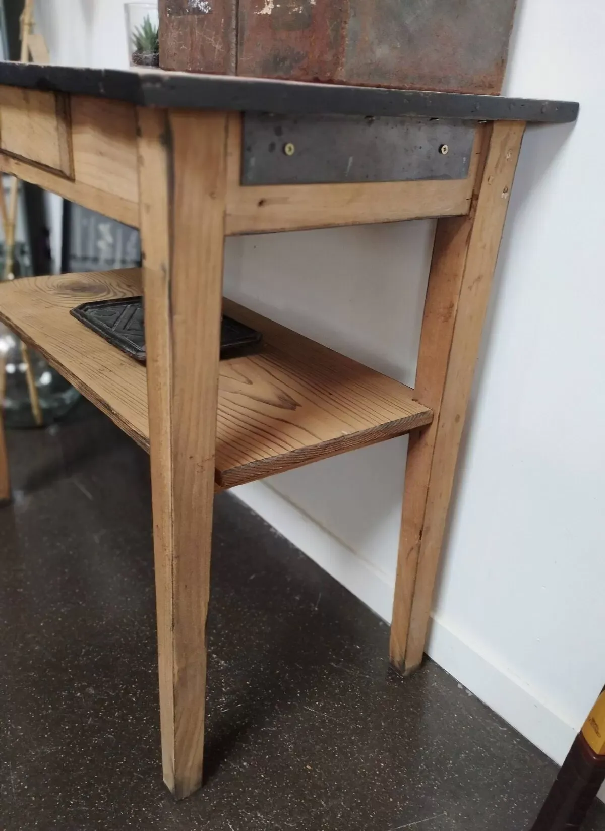 Illustration numéro 3 du produit Table d'atelier, console vintage