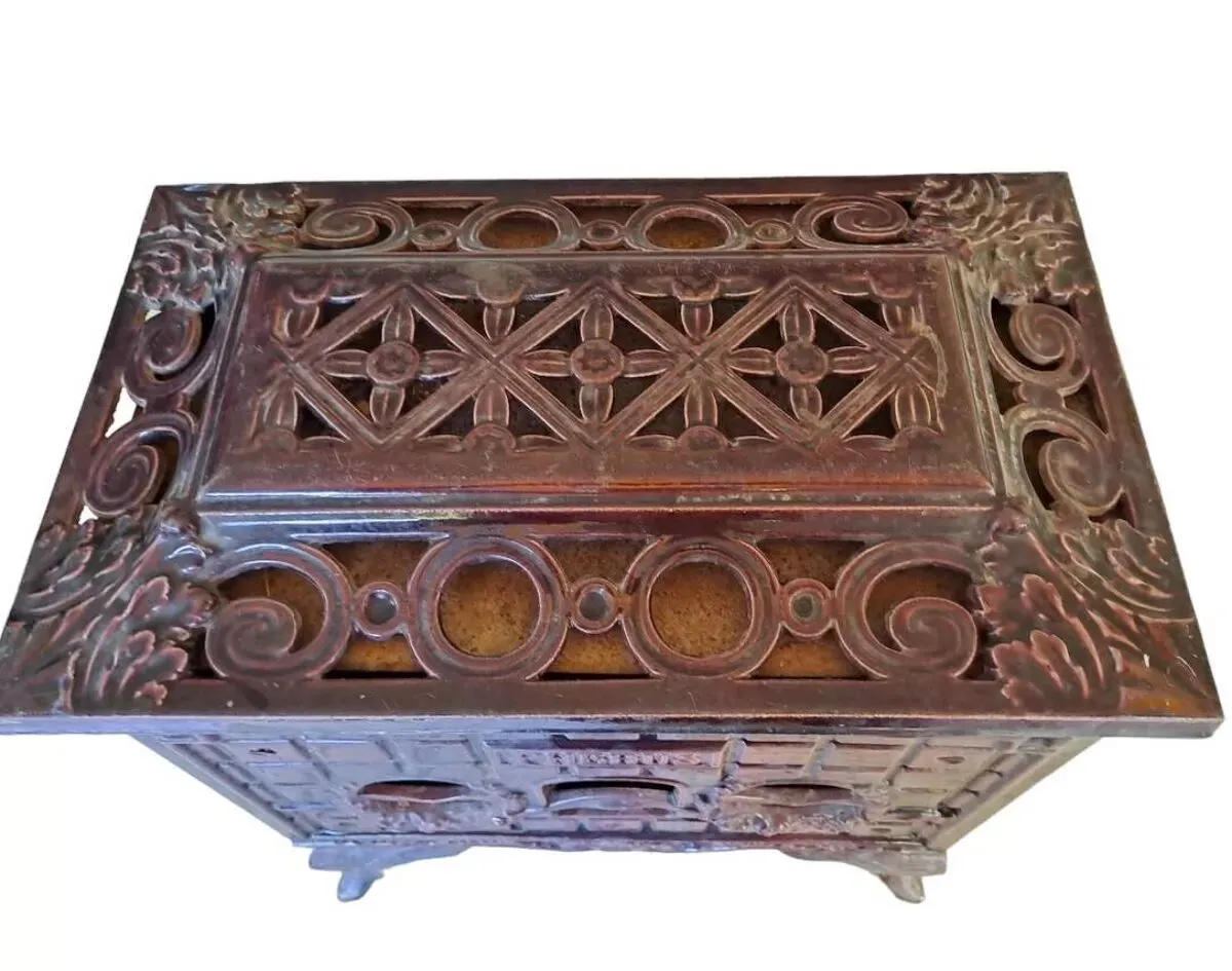 Illustration numéro 3 du produit Poêle à bois ancien en fonte émaillée art deco marque phebus coloris aubergine