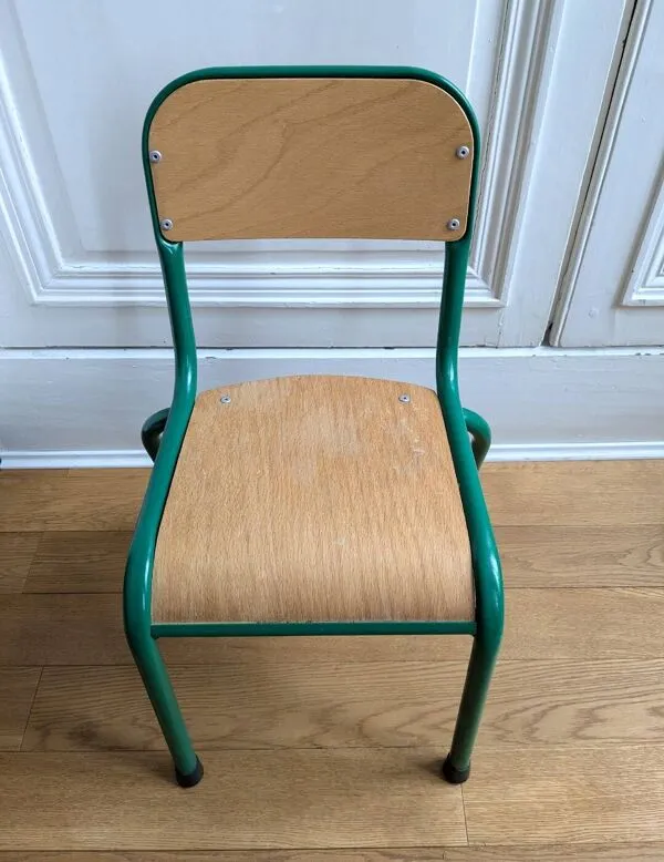 Illustration numéro 3 du produit Chaise d'écolier verte vintage