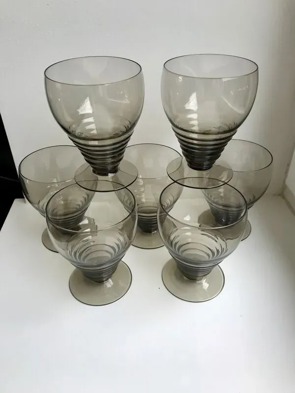 Illustration numéro 3 du produit 7 verres à vin art déco en verre fumé années 30-40