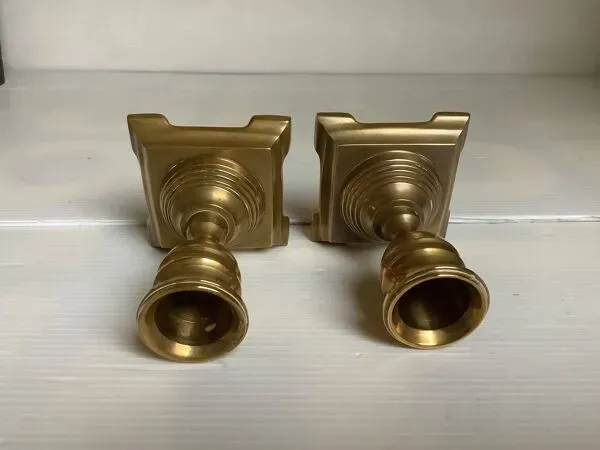 Illustration numéro 3 du produit Paire de petits bougeoirs en laiton