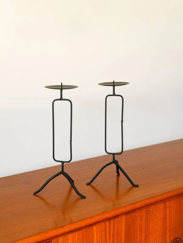 Illustration numéro 3 du produit Paire de chandeliers tripodes en fer Noir, Brutaliste, 1970 - 30 cm