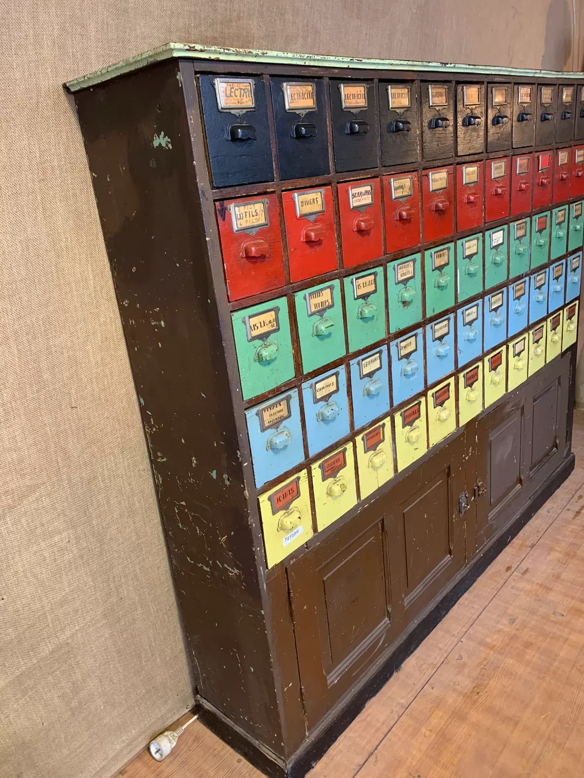 Illustration numéro 3 du produit Meuble de métier