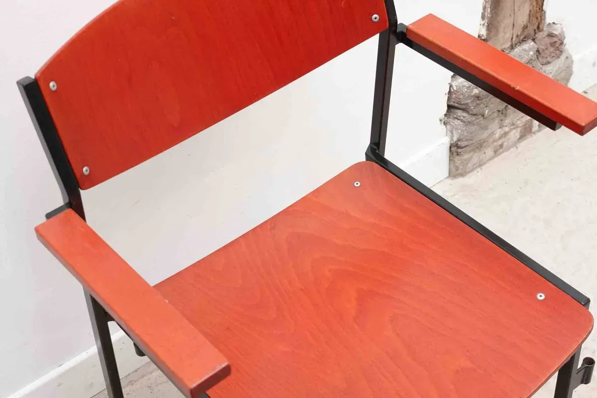 Illustration numéro 3 du produit Chaises Gijs van der Sluis rouge et noir avec accoudoirs