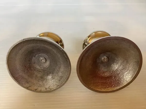 Illustration numéro 3 du produit Paire de petits bougeoirs argentés en métal