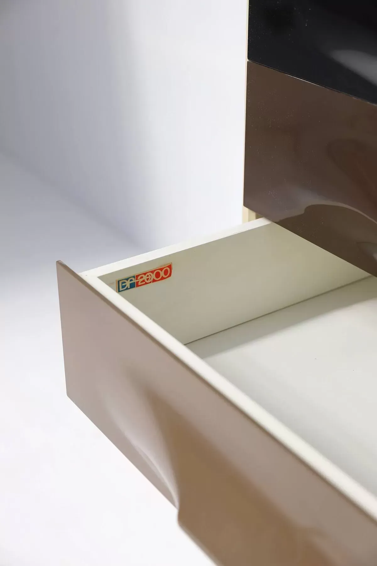 Illustration numéro 3 du produit DF2000 trolley bar cabinet by Raymond Loewy for the Doubinsky Frères 1968