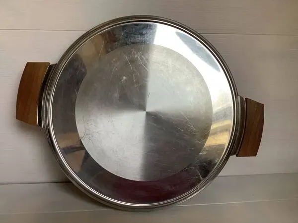 Illustration numéro 3 du produit Plateau plat grand en métal et bois style scandinave