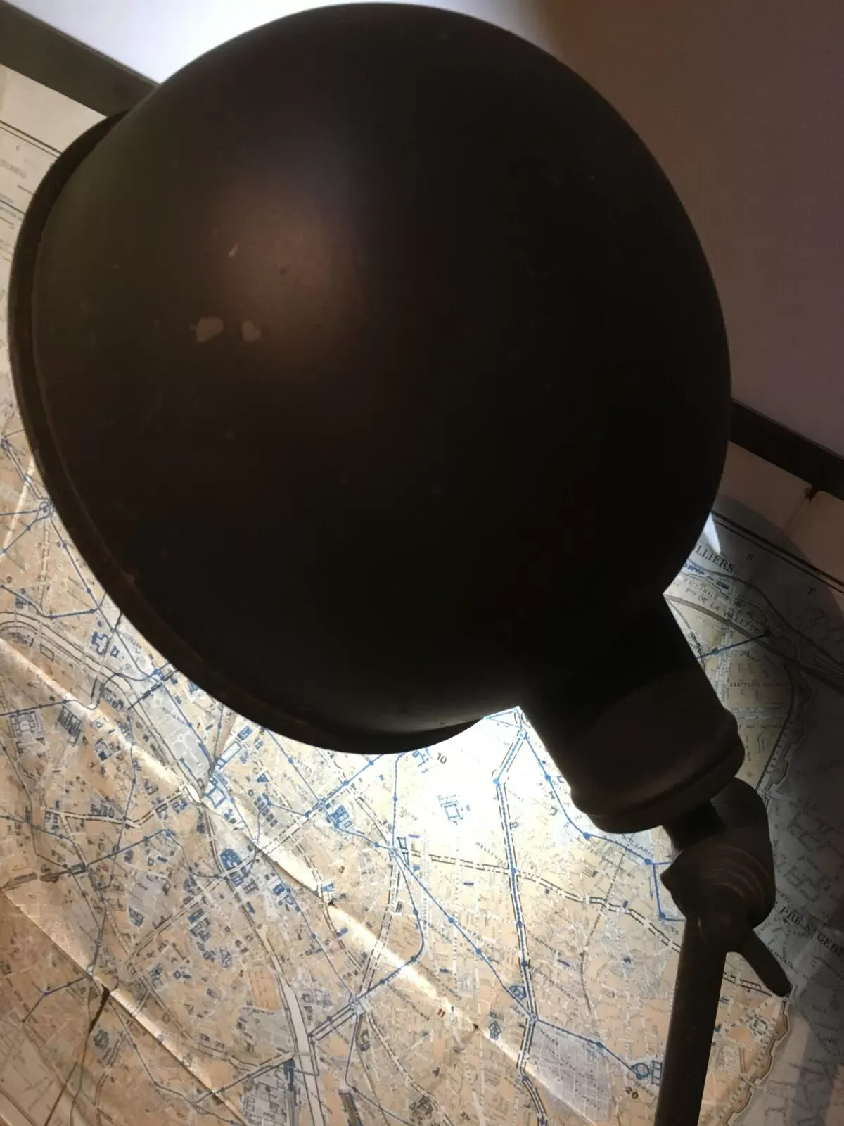 Illustration numéro 3 du produit Lampe de bureau articulée en métal de style industriel