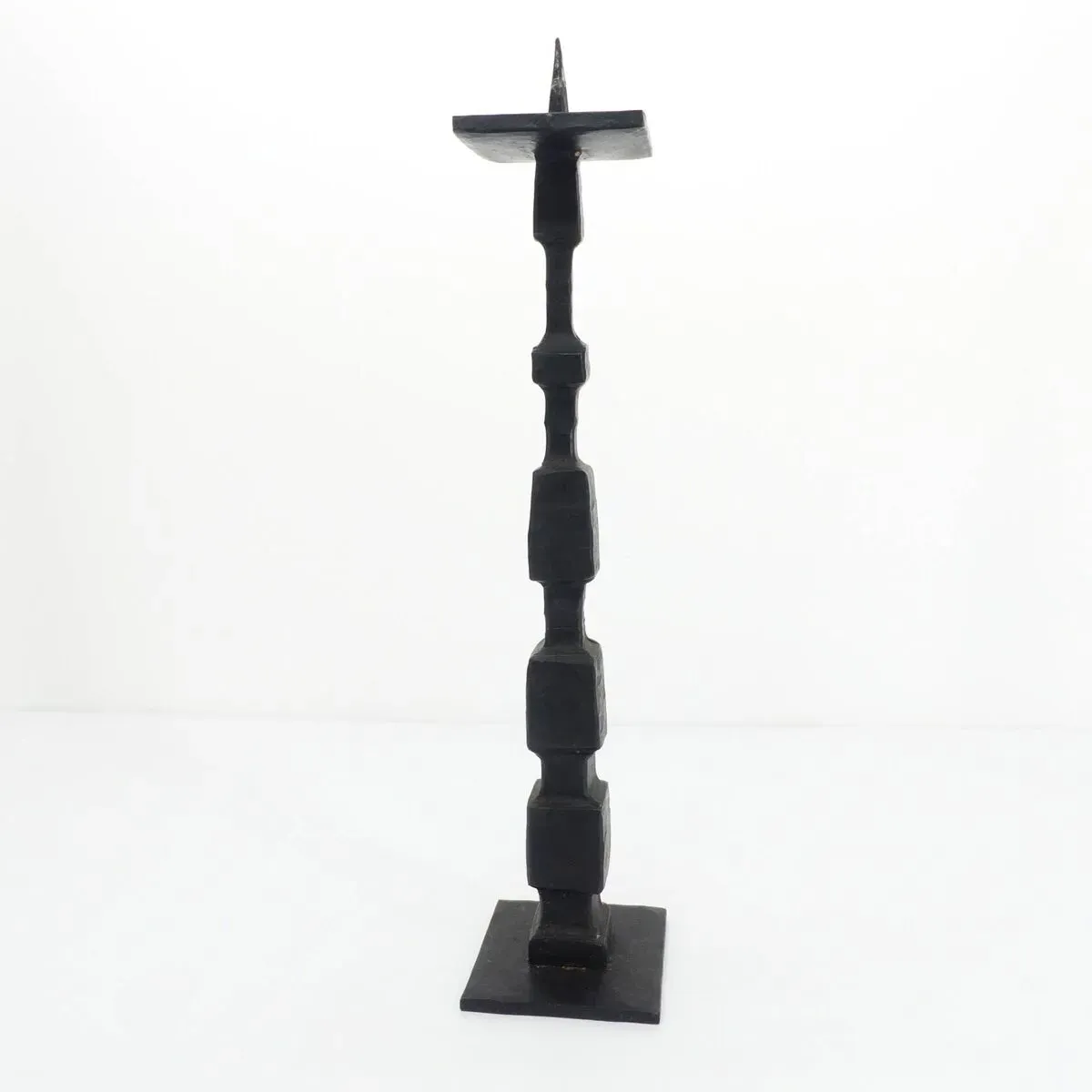 Illustration numéro 3 du produit Grand chandelier pique cierge brutaliste en fer forgé noir 1950-1960