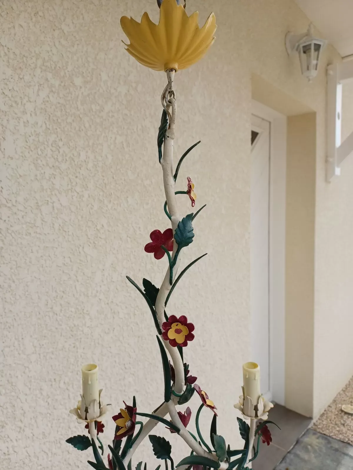 Illustration numéro 3 du produit Lustre floral vintage en tôle peinte