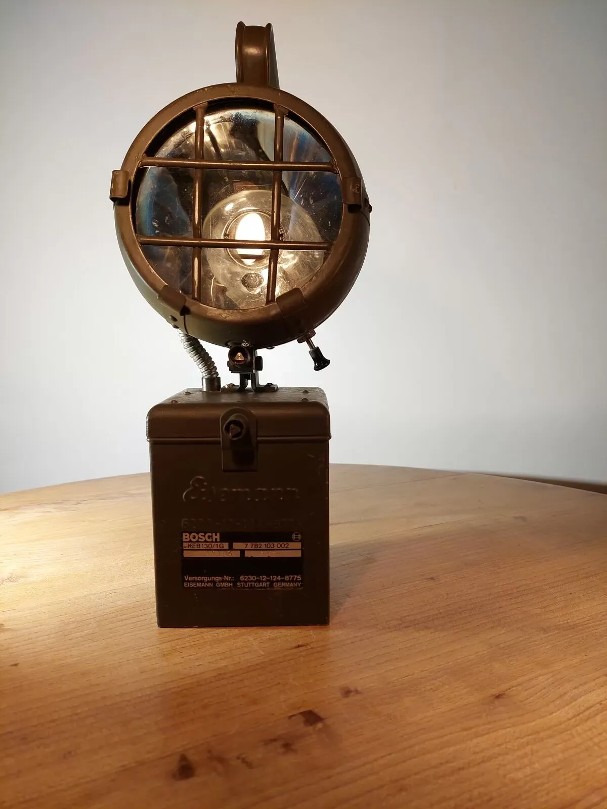 Illustration numéro 3 du produit Lampe eisemann   iindustriel 1966