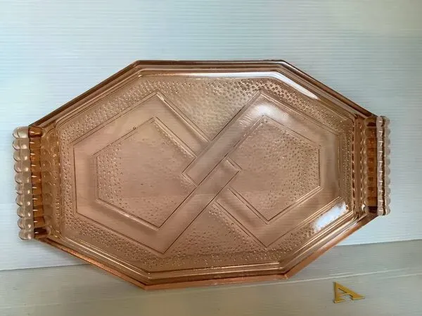 Illustration numéro 3 du produit Ancien plat plateau en verre rose style Rosaline A