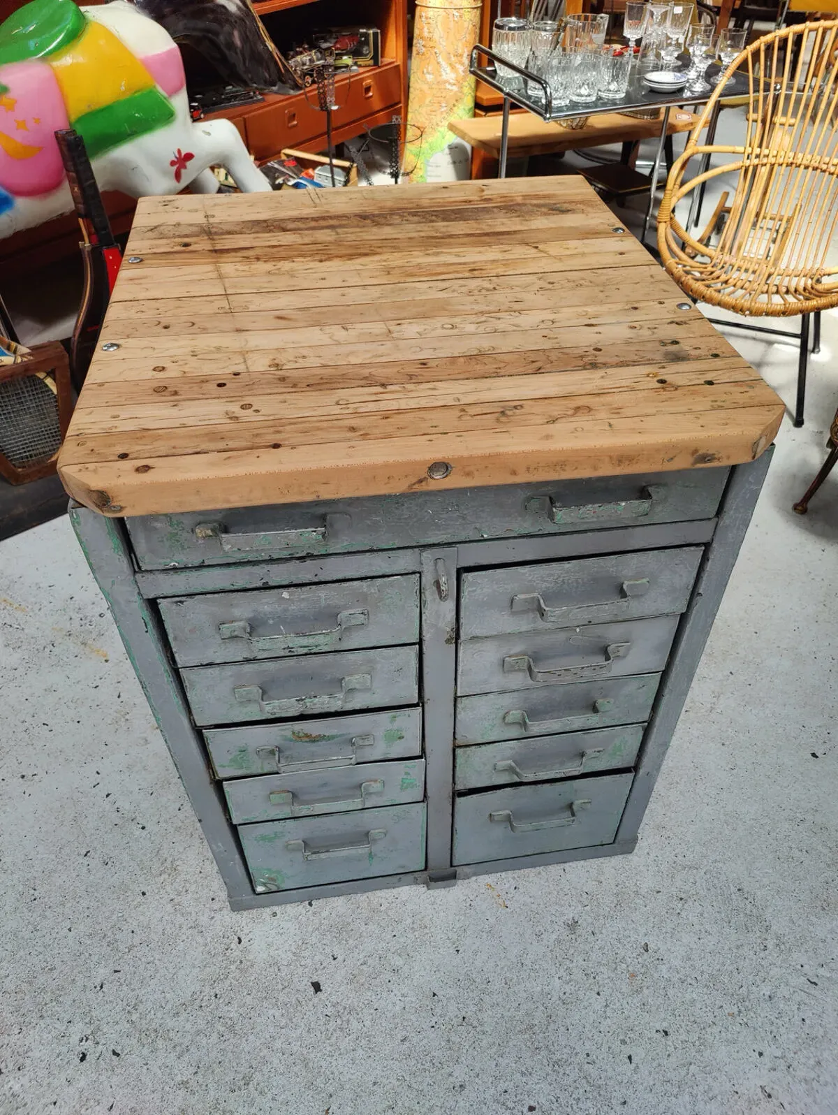 Illustration numéro 3 du produit Meuble à tiroirs ancien plein de charme