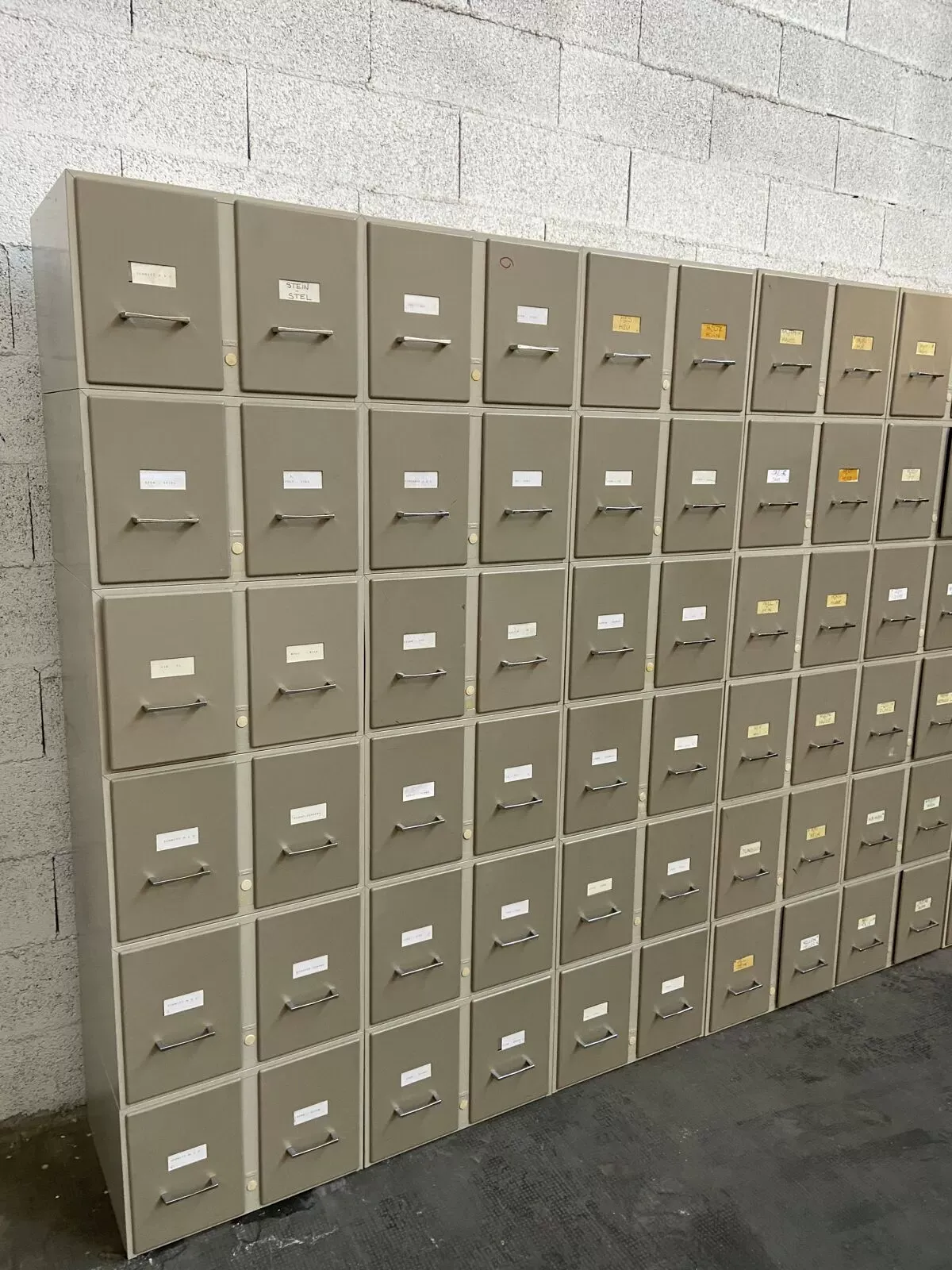 Illustration numéro 3 du produit Meuble de métier meuble d'archivage 168 tiroirs métal classeur industriel de val rex 1960s 64