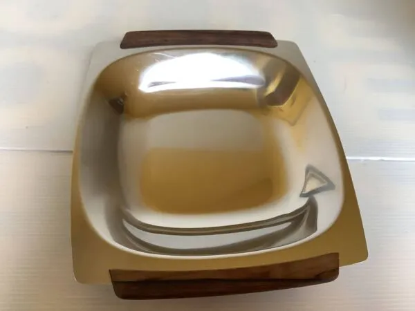 Illustration numéro 3 du produit Plat carré métal et bois style scandinave