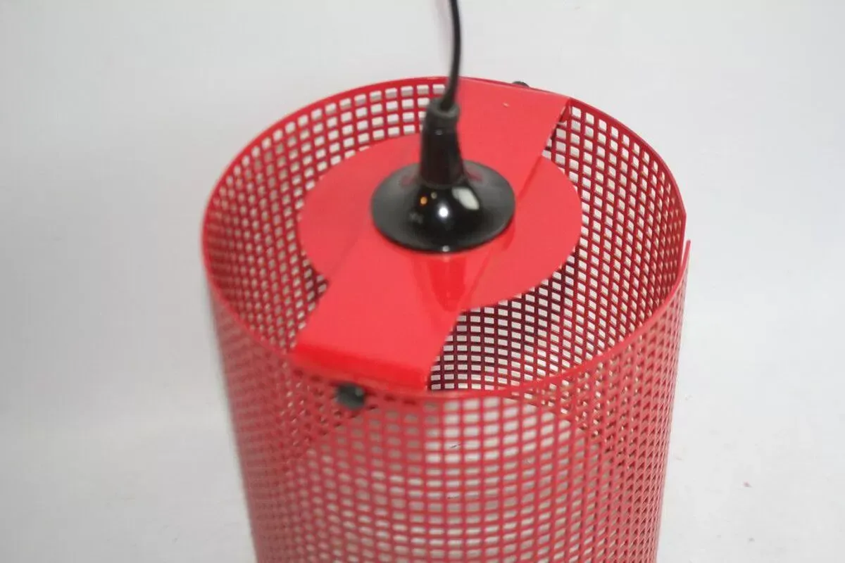 Illustration numéro 3 du produit Suspension rouge tôle perforée