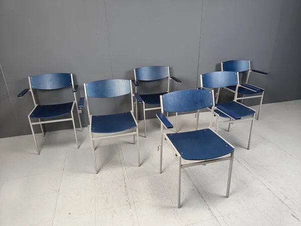 Illustration numéro 3 du produit Chaises empilables minimalistes en métal et contreplaqué par Gijs Van Der Sluis