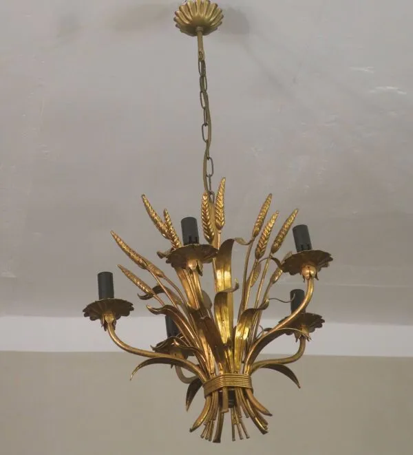 Illustration numéro 3 du produit Chandelier en tole en or, en forme de gerbe de blé, par Hans Kögl, années 1960.