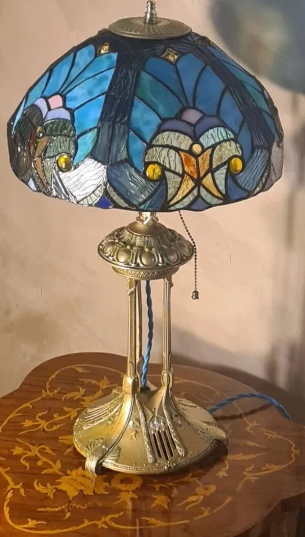 Illustration numéro 3 du produit Lampe ancienne regule patiné bronze art nouveau  abat jour verre vitrail