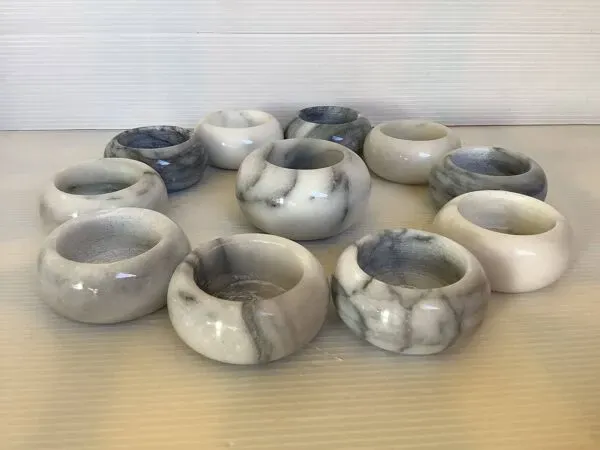 Illustration numéro 3 du produit Onze bougeoirs en marbre