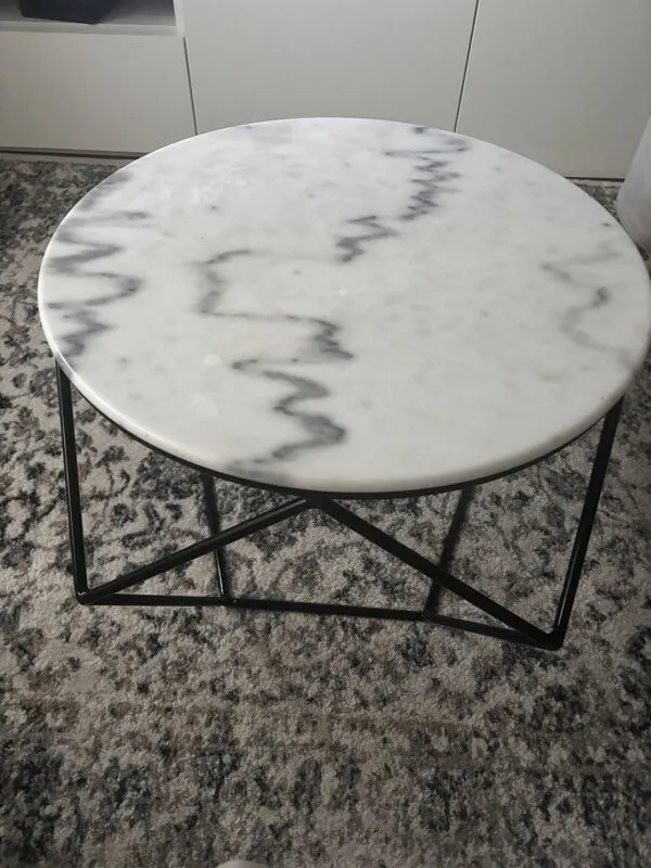 Illustration numéro 3 du produit Table basse ronde en marbre et métal - Tikamoon