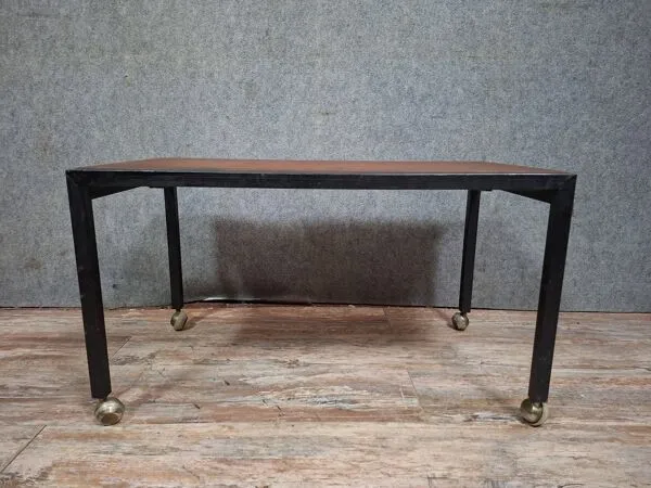 Illustration numéro 3 du produit Table basse moderniste, un plateau en bois massif à une structure en métal.