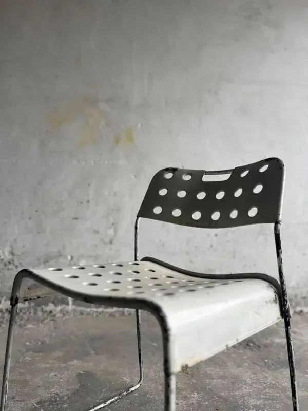 Illustration numéro 3 du produit Chaise Omstak en acier laqué blanc, conçue par Rodney Kinsman pour Bieffeplast (1971). Piètement traîneau industriel.