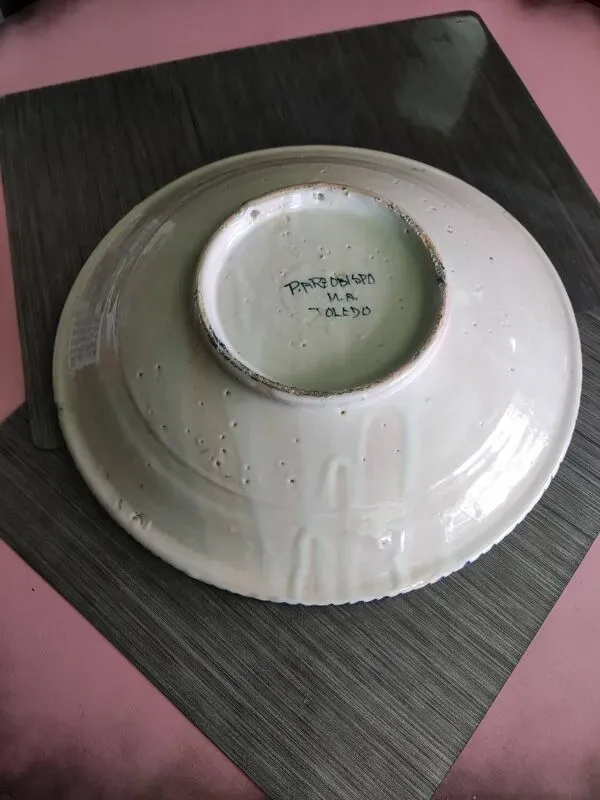 Illustration numéro 3 du produit Plat en céramique espagnol signé