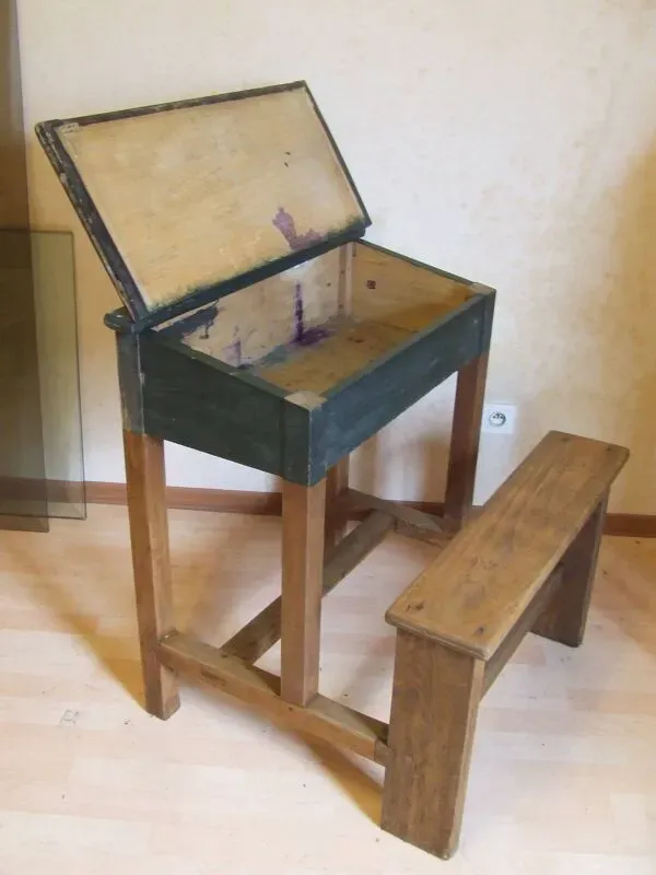 Illustration numéro 3 du produit Bureau d'écolier