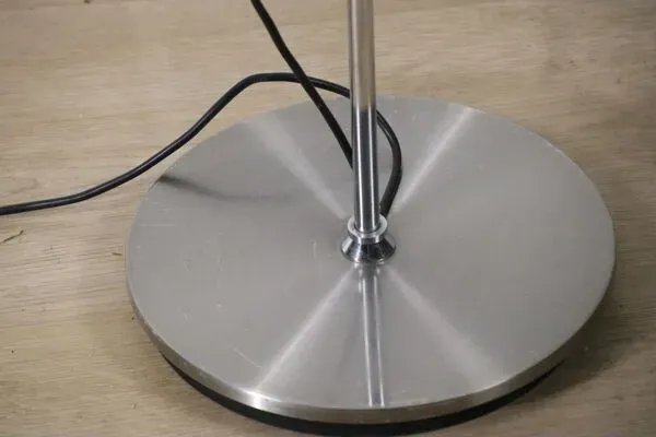 Illustration numéro 3 du produit Lampadaire vintage en métal chromé - 1970