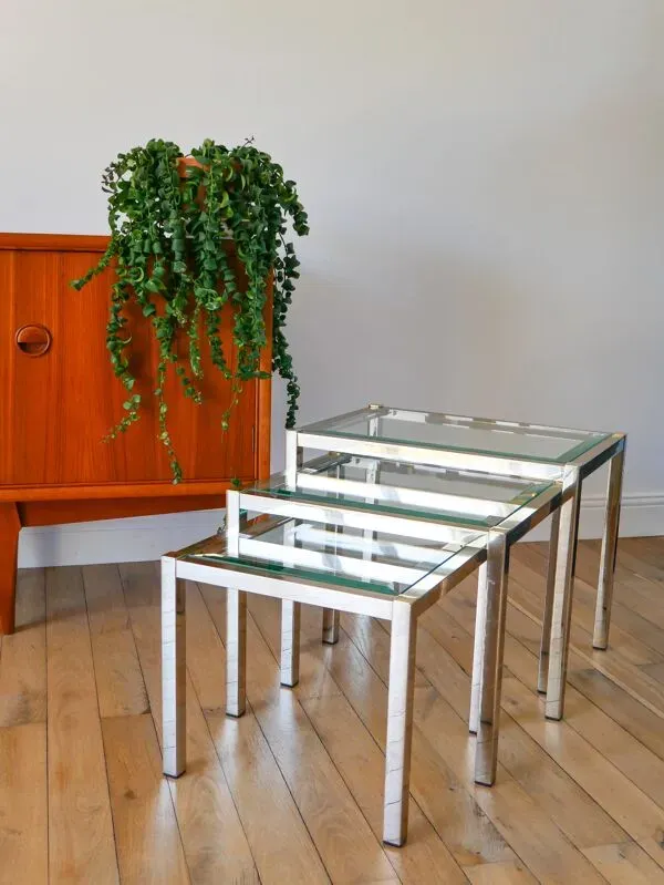 Illustration numéro 3 du produit 3 tables basses gigognes en laiton doré et plateaux en verre biseauté, 1980