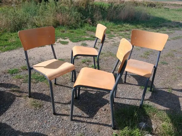 Illustration numéro 3 du produit Chaises d'écoliers