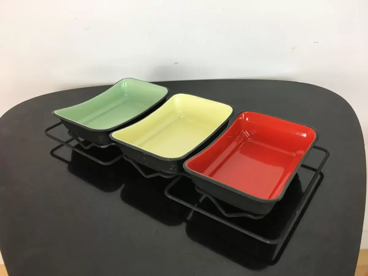 Illustration numéro 3 du produit Service à apéritif en tôle émaillée colorée, coupelles, ramequins