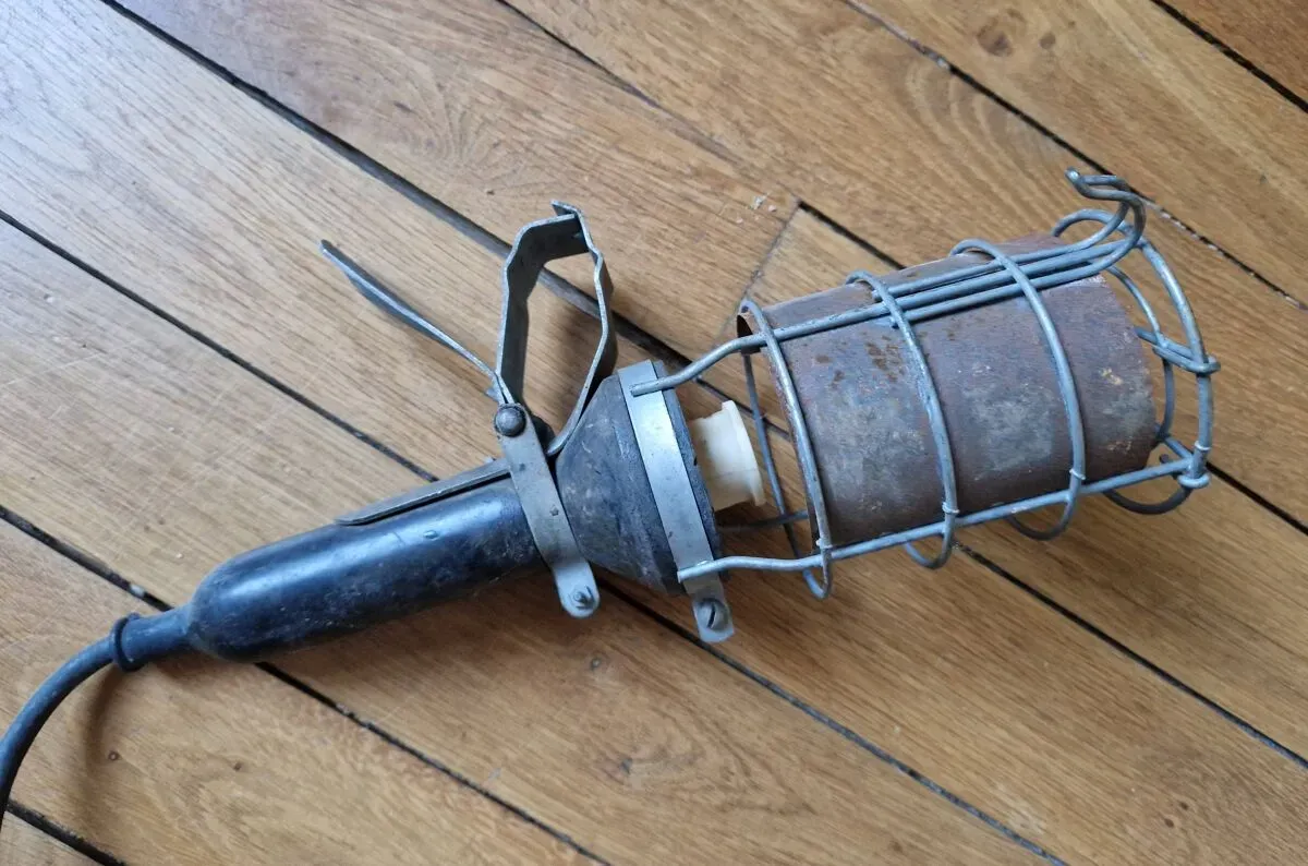 Illustration numéro 3 du produit Lampe baladeuse d'atelier industriel, vintage années 1960