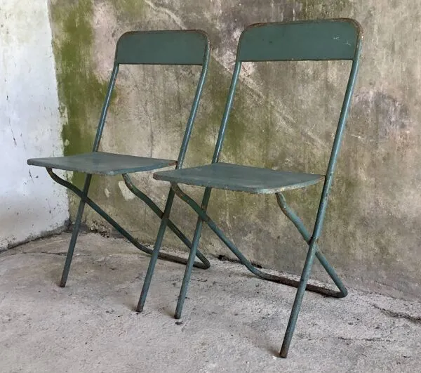 Illustration numéro 3 du produit Paire de chaises pliantes en métal militaires ou industrielles mi XXe